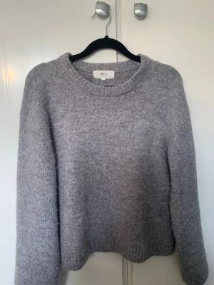 Grå stickad tröja  - Jag säljer en grå stickad tröja från Gina Tricot. En varm och mysig tröja perfekt för kyliga dagar.🫶🏻