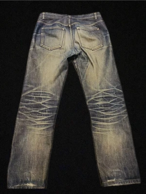 APC jeans - Säljer ett par blå jeans med raka ben och tydliga slitningar. Jeansen har klassisk knappgylf. Materialet är denim i bomull och färgen är tvättad blå med ljusa partier. Skriv för mer info eller bilder.