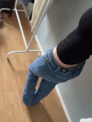 Valerie flare jeans från LTB - Säljer ett par klassiska blå jeans från LTB med flare ben och femficksmodell. Jeansen har snygga kontrastsömmar och låg midja. Perfekta till en avslappnad stil och passar till det mesta. Materialet är mjukt denim för skön känsla.