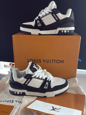 Unika skor - Säljer ett par svart vita skor i storlek 43, allt på bild kommer med! Ända defekten syns på sista bild!