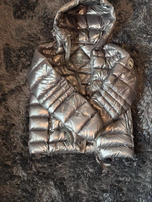 Canada goose Crofton - Har använt lite men den håller fortfarande ditt värde. Den håller än varm och väger inte så mycket. Perfekt för kalla väder.