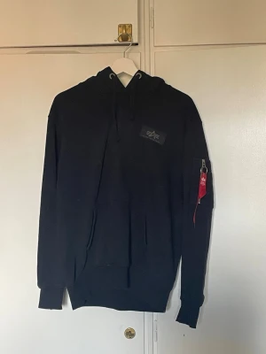 Alpha industries hoddie - Väldigt bra skick lite små fläckar som går bort i tvätten 
