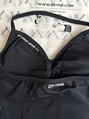 Ny top Dfyne Impact - Ny Dfyne topp i färgen midnight black, storlek S. Säljer då den inte passar och jag har redan köpt i en större storlek. Nypris ca 500 kr.