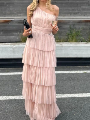 Ljusrosa oneshoulder balklänning - Säljer min ursnygga balklänning🥹Köpt på Vinted och vad jag vet så säljs inte klänningen längre.  klänningen har använts endast två gånger! Den uppsydd i längden, perfekt för någon som är 164 som jag är! Den är även lite sydd uppe vid axeln för att täcka det den ska täcka, och hålla sig uppe hela kvällen. Skriv vid frågor om mått på klänningen. Priset kan alltid diskuteras!💗