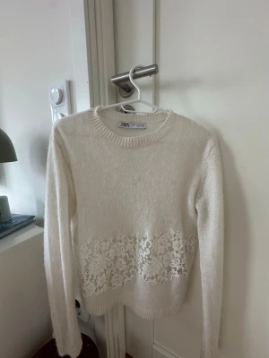 Vit stickad tröja med spets från Zara - Populär vit spets tröja från Zara i storlek S. Fint skick men ändå använd🥰