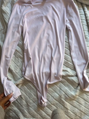 Ljusrosa långärmad body - Ljusrosa body från new yorker,liten fläck på insidan av ena armen,går säkert bort med vanish❤️