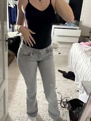 Ljusgrå ltb valerie jeans - Säljer ett par ljusgrå jeans med rak passform och låg midja. Klassisk femficksmodell och stängs med knapp och dragkedja. Jeansen har en stilren look och passar perfekt till en avslappnad outfit.