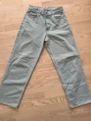 Ljusblå baggy jeans från Vailent - Säljer ett par ljusblå baggy jeans från Vailent med avslappnad passform och raka ben. Jeansen är tillverkade av 80% ekologisk bomull och 20% återvunnen bomull. Klassisk femficksmodell och bälteshällor i midjan.