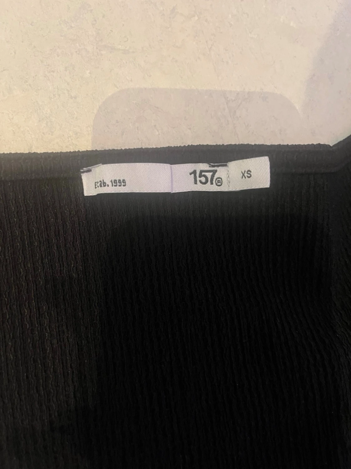 Svart topp med knyt och puffärm - 5