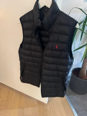 Svart Ralph lauren väst - Hej! Säljer nu denna svarta dunväst från Polo Ralph Lauren. Perfekt inför sommaren när det börjar blir för varmt med jacka. Västen är i utmärkt skick utan några defekter. Hör gärna av er vid fler frågor Med vänlig hälsning, Casper