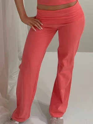 Vida rosa mjukisbyxor med hög midja - Säljer dessa skit snygga trendiga byxor från Gina i storlek 170 som är slutsålda överallt. Prislappen är kvar så dom är helt nya! Pris kan sänkas vid snabb affär! Det är ginas egna bilder inte mina🫶🏼  