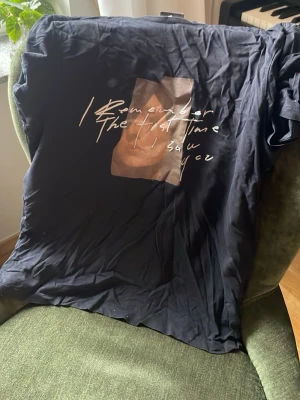 Bögtischa från HM - Rätt så schysst helt ärligt men vill inte ha den längre, så jag smaskar upp den här. Köp den.