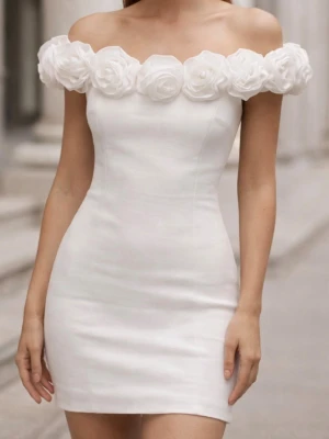 Vit offshoulder kortklänning med rosor - Supersnygg vit kortklänning med offshoulder-design och stora tygrosor längs urringningen. Klänningen har en figurnära passform. INTRESSEKOLL! Skriv om ni är intresserade samt för vilket pris! Priset går självklart att diskutera. Köpte denna samt 4 andra studentklänningar i Miami för bara 1 månad sedan så säljer de som inte kommer att komma till användning, helt ny aldrig använd bara provad. Nypris 2500kr passar xs-s kanske en kort M- stretchigt material