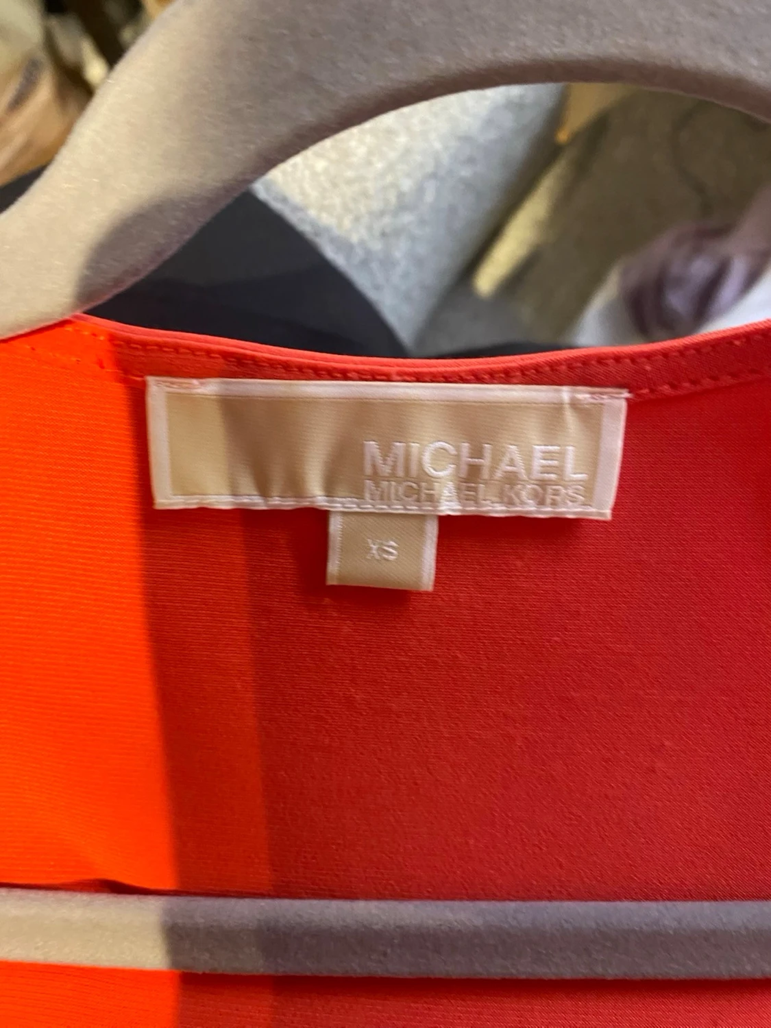 Röd omlottklänning med gulddetaljer - 2