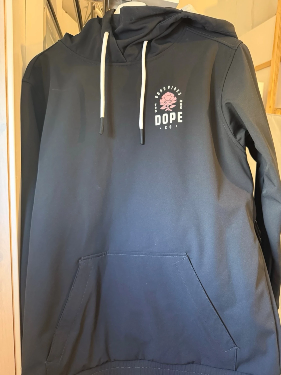 Svart hoodie/slalom vinterjacka från Dope med tryck