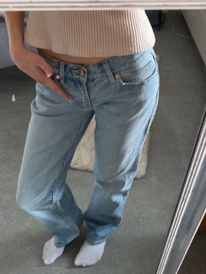 Abrand jeans  - Blåa lågmidjade straighta jeans ifrån Abrand i strl 23! Knappt använda (Jag är 169cm för referens) 