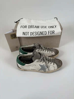 Golden Gosse  - Säljer ett par Golden Goose i Stolek 41. Har kvitto från merchswden vid köpet. Allt og medföljer, Hör av dig vid minsta fråga. 