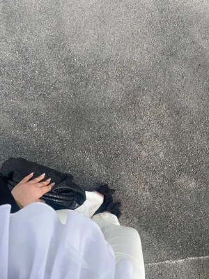 Svart quiltad clutch med volang - Säljer en svart quiltad handväska i clutch-modell med volangdetaljer på sidorna. Väskan har en mjuk, puffig form och bärs i handen. Perfekt accessoar för att lyfta din outfit med en trendig touch.