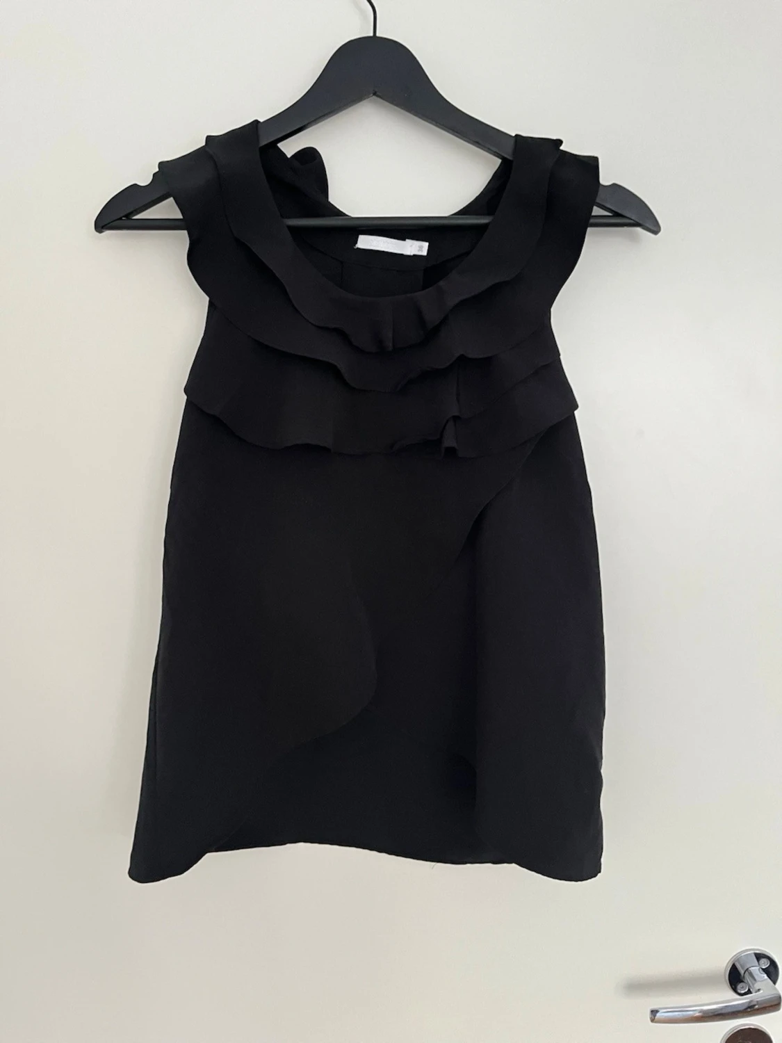 Svart ärmlös linnetopp med volanger - 3