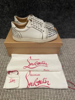 Christian Louboutin skor - Sålda 2699, dustbag och extra nitar medföljer