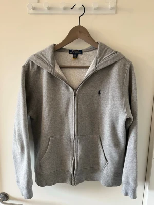 Ralph Lauren zip hoodie - Hej, säljer denna feta Ralph Lauren zip hoodien i mycket fint skick! Liten fläck som visas på andra bilden. Hör av er vid fler frågor🤝