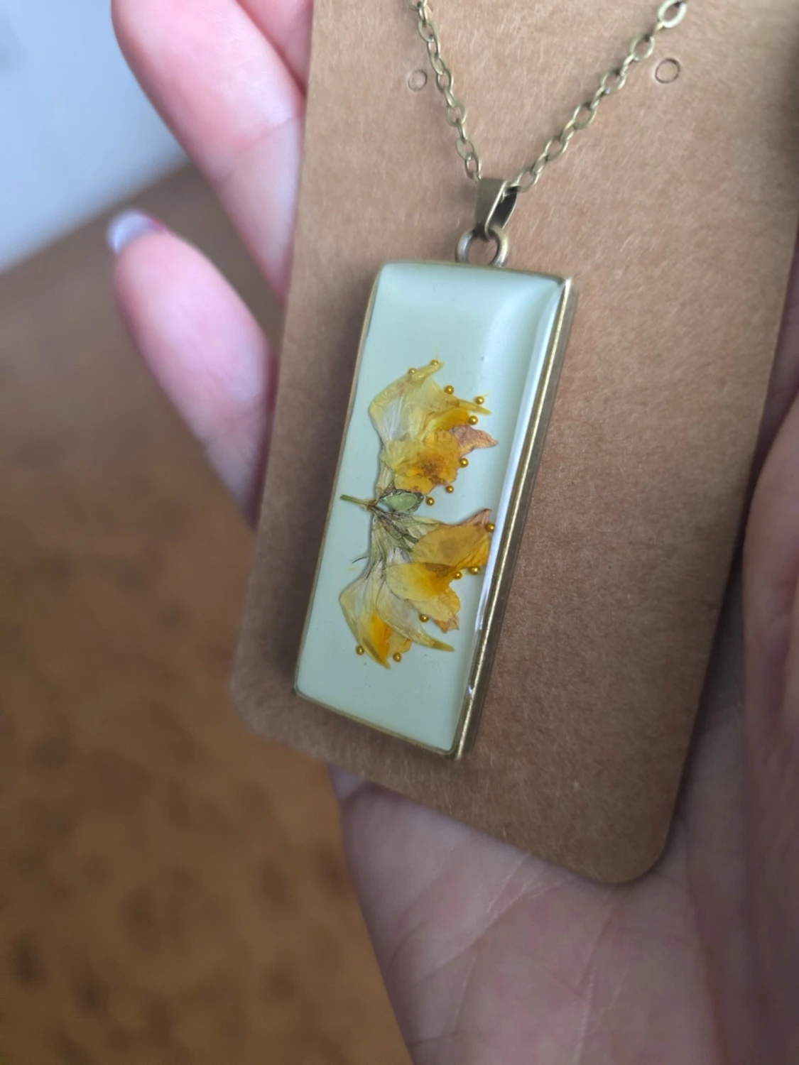 Halsband med inneslutna gul blomma - 2