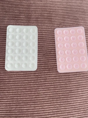 2 st sugproppar  - 2 st sugproppar ett vitt och ett rosa. Perfekta för att fästa mobilen på olika ytor.
