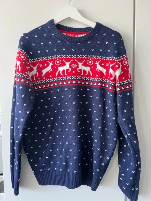 Virkad jultröja  - Tröjan har klassiskt julmotiv 