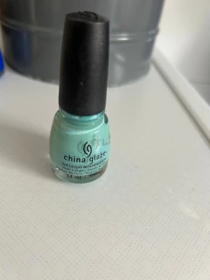 China Glaze For Audrey nagellack - Snyggt nagellack från China Glaze i nyansen 'For Audrey', en ikonisk turkosblå färg med krämig finish. Flaskan rymmer 14 ml och har en klassisk rund form med svart lock. Perfekt för dig som vill ha en fräsch och trendig look på naglarna.