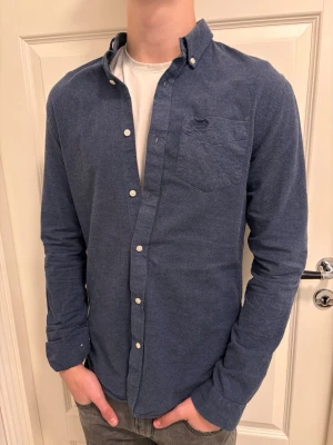 Superdry Skjorta - Superdryskjorta – strl S  Riktigt fet piece med dyr / archive / japansk designer-vibe. Ger väldigt mycket Yohji / Comme / Junya / Issey-känsla utan att bli för skrikig.  Detaljer: 	•	Storlek: S Pris 399kr! Tveka inte på att höra av er