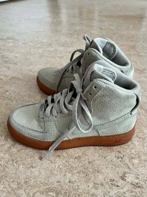 Air Force 1 High Suede 'String (dam) - Skorna är i storlek 38,5 i mycket fint skick.