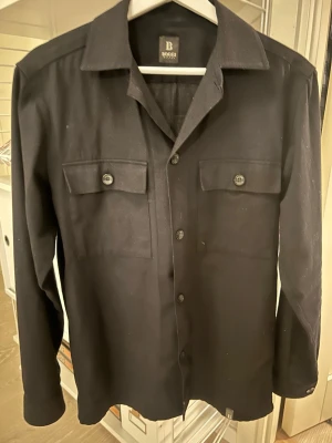 Boggi Milano - Boggi Milano overshirt i riktigt bra skick inga defekter med ny pris på runt 3-4000 kom om för frågor eller funderingar😁