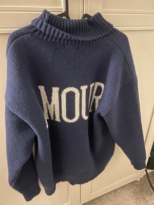 Blå stickad tröja  - Säljer denna snygga stickade tröjan från meet me there för att den inte kommer till användning! Aldrig använd 