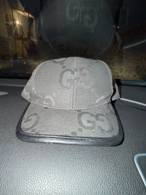 Gucci keps – Original   - Säljer en svart begagnad keps från Gucci som inte jag har behov av längre. Haft i ca 5 månader och känner att det är dags för att sälja. Original pris (2700kr) 