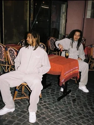 Grå velourtröja från Crtz corteiz - Snygg grå ziptröja i mjuk velour från Crtz med vit broderad logga på bröstet och stor logga på ryggen. Tröjan har hög krage, långa ärmar och muddar vid ärmslut och midja. Perfekt för en chill och trendig look. PRIS KAN DISKUTERAS!!