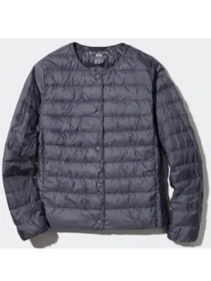 Mörkgrå jacka från Uniqlo - Säljer en mörkgrå lättviktsdunjacka från Uniqlo med rund halsringning och tryckknappar framtill. Jackan är typ blågrå i storlek S 💕bra skick!