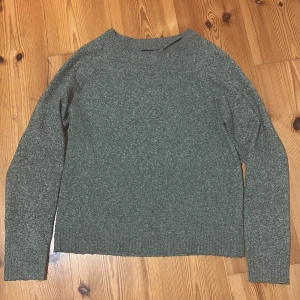 Grön stickad tröja från Vero Moda - Mysig grön stickad tröja från Vero Moda i storlek XS. Säljer då den inte kommer till användning längre. 🌸