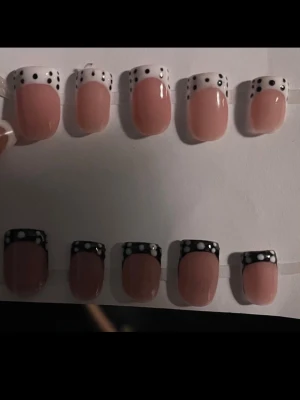 Press-on naglar med prickig fransk design - Skriv gärna vid frågor eller beställningar, finns i alla storlekar och i kort eller medium längd!!💗💕Lim ingår och de är återanvändbara💖