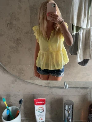 Gul volangblus med v-ringning - Söt gul blus!