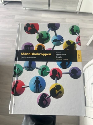Människokroppen fysiologi och anatomi - Den nyaste upplagen av människokroppen och köpt nyligen, perfekt för sjuksköterskestudenter. Boken är på svenska och används ofta inom medicin, vård och hälsa på universitet och högskola. Köptes för 1475kr