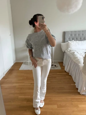 Grå stickad tröja  - Säljer en stilren grå stickad tröja med trendiga puffärmar och rund hals. Tröjan har en rak passform och är gjord i mjukt stickat material. Använd två gånger. 🤍