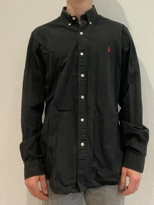 Svart skjorta från Ralph Lauren - Ralph Lauren skjorta || Storlek L (slim fit) || Skjortan är i bra skick || Modellen på bilden är 170cm och väger 62kg || Tveka inte på att höra av dig vid frågor eller funderingar 