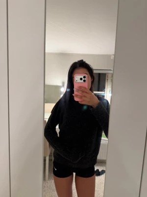 Mörkgrå stickad tröja - Säljer en mysig mörkgrå stickad tröja!