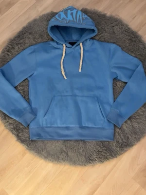 Blå mjukisbyxor med brodyr - Blå mjukisbyxor från Forgive Me med vit brodyr på benet och vita snören i midjan. Byxorna har en slim fit design, elastisk midja och sidofickor. Perfekta för chill dagar och har en mjuk och skön känsla i materialet.