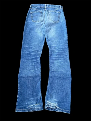 Blå low waist jeans - Low waist jeans with small distressed spots. Measurments: full length 100cm, waist 37cm, leg opening 22cm. Dm for more questions/ offers