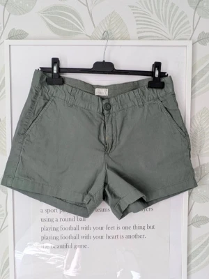 Gröna shorts från Etirel storlek 38 - - Snygga shorts från Intersport.  - Använd 1 gång så i jättefint skick.  - Hittar inget att anmärka på.  - Jag kan ha missat någon miniskavank men jag har försökt att granska plagget så gott det går.