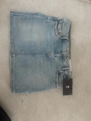 lågmidja jeanskjol  - LTB jeanskjol 💗 Storlek S Aldrig använd, men jag har sytt upp den lite nertill – om man vill kan man sprätta upp det igen 💗