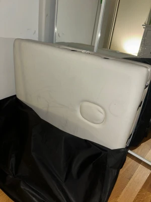 Vikbar massagebänk vit konstläder - Säljer en vikbar massagebänk. Perfekt för massage, spa eller behandlingar hemma. Enkel att fälla ihop och ta med. OBS MÄRKENA ÄR EJ NÅGOT DÅLIGT UTAN PGA ATT DEN BEVARADES I KÄLLAREN UNDER 4 ÅR!! EJ ANVÄND!!! Köptes för 2500 kr kan gå ner i pris om det hämtas i Stockholm brandbergen 