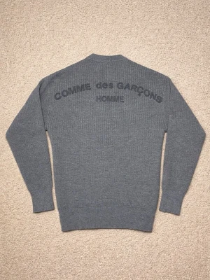 Comme des Garçons Tröja - grå stickad tröja från Comme des Garçons Homme (CDG) - Använd endast 5 gånger. - Storlek: S - Pris: 699kr. - Först till Kvarn!