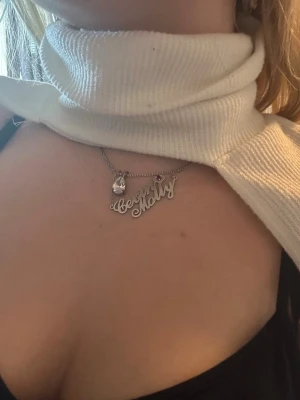 Vit ribbad bolero med polokrage - Säljer en vit, ribbstickad bolero med hög polokrage. Tröjan har långa ärmar och är öppen framtill, perfekt att slänga över ett linne eller topp för en trendig lager-på-lager-look. Materialet ser mjukt och stretchigt ut, vilket gör den bekväm att bära.